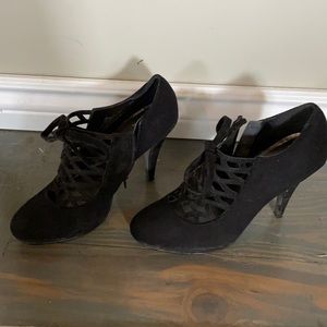 Black strap front with bow heals